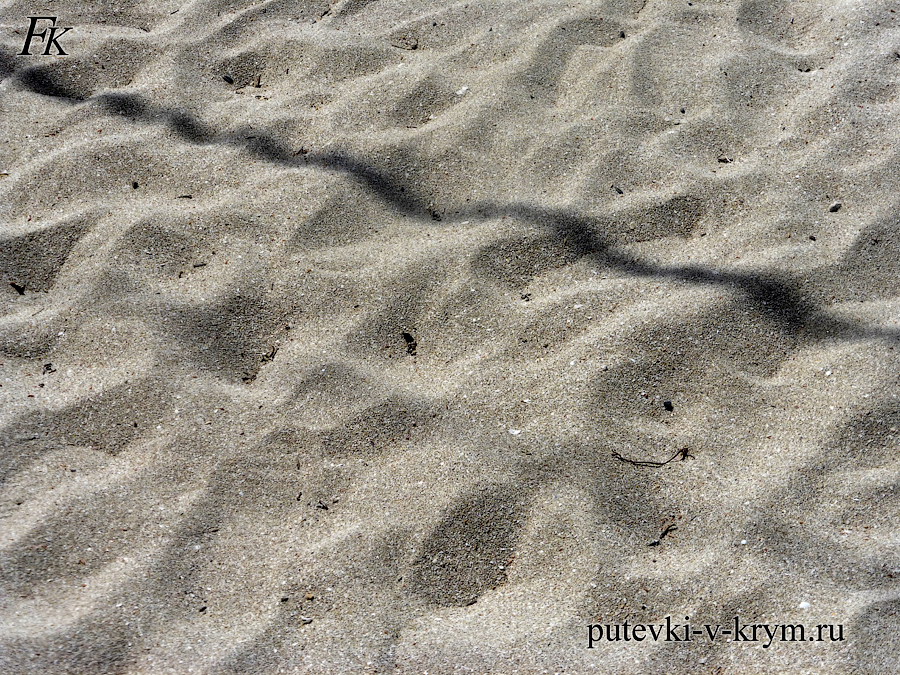 Песок на пляже Межводное